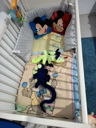 Cuna de bebé blanca