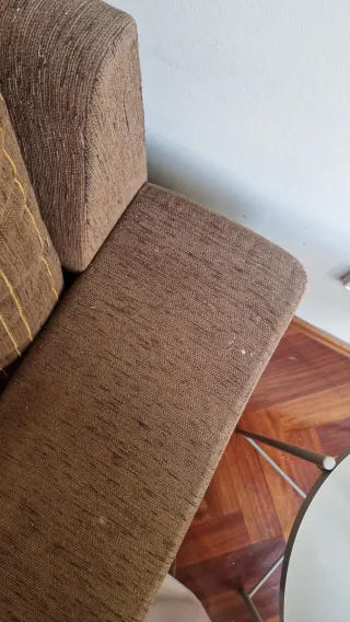 Sofá de tela marrón y amarillo