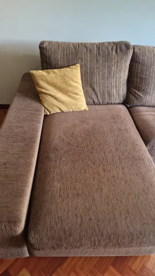 Sofá de tela marrón y amarillo