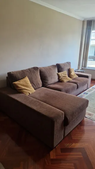 Sofá de tela marrón y amarillo