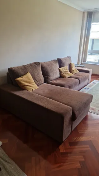 Sofá de tela marrón y amarillo