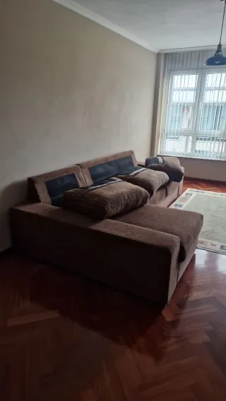 Sofá de tela marrón y amarillo