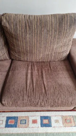 Sofá de tela marrón y amarillo