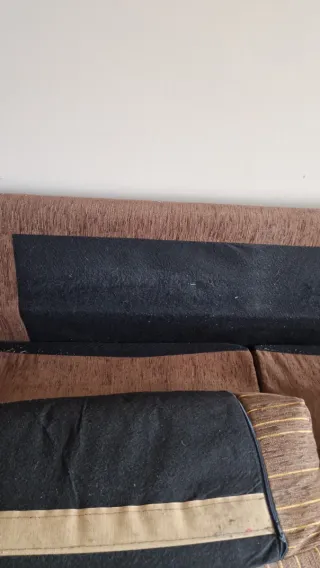 Sofá de tela marrón y amarillo