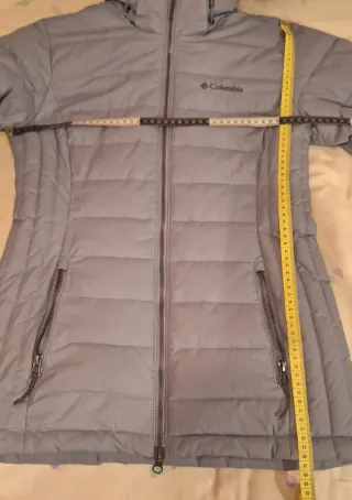 Abrigo Columbia gris con capucha y pelo