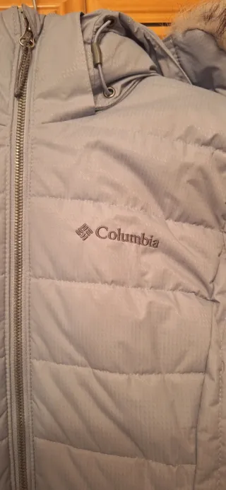 Abrigo Columbia gris con capucha y pelo