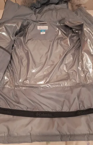Abrigo Columbia gris con capucha y pelo