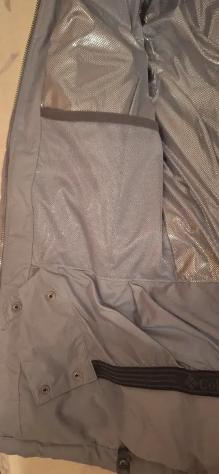 Abrigo Columbia gris con capucha y pelo