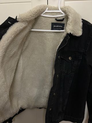 Chaqueta vaquera negra Stradivarius con estampado