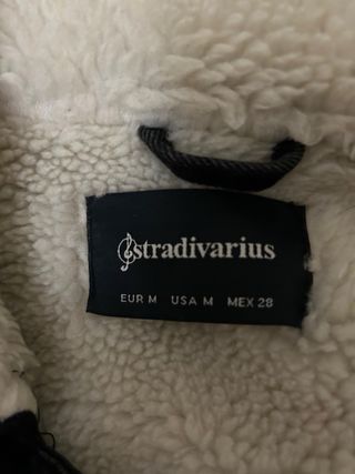 Chaqueta vaquera negra Stradivarius con estampado