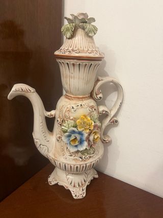 Jarra de cerámica decorada con flores