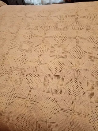 Colcha ganchillo hilo/blanco una y crudo otra.