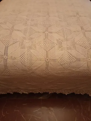 Colcha ganchillo hilo/blanco una y crudo otra.
