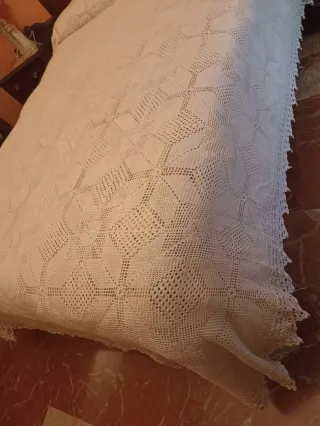 Colcha ganchillo hilo/blanco una y crudo otra.