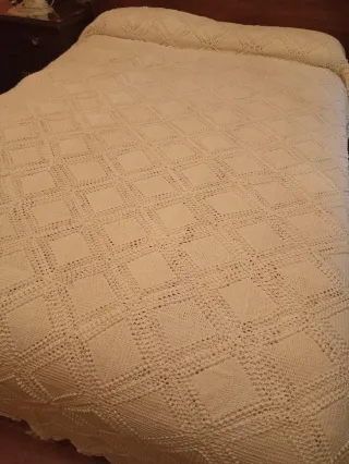 Colcha ganchillo hilo/blanco una y crudo otra.