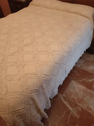 Colcha ganchillo hilo/blanco una y crudo otra.