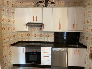 Cocina blanca y plateada