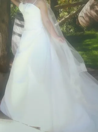 Vestido de Novia  de palabra de honor y cola.