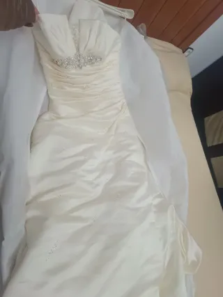 Vestido de Novia  de palabra de honor y cola.