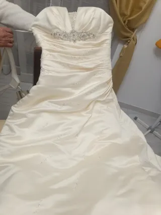 Vestido de Novia  de palabra de honor y cola.