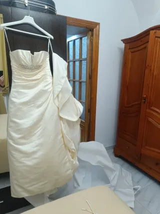 Vestido de Novia  de palabra de honor y cola.
