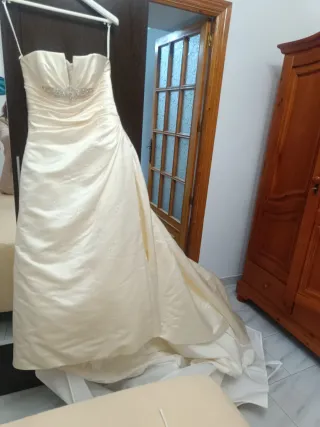 Vestido de Novia  de palabra de honor y cola.