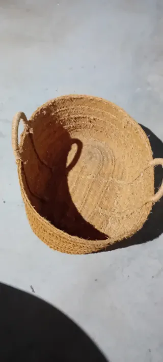 Cesta de mimbre para leña