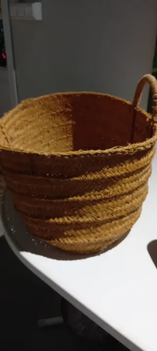 Cesta de mimbre para leña