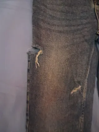 Pantalón vaquero azul con rotos 34