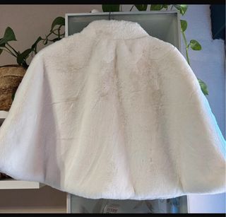 Capa de novia elegante con broches