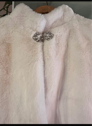 Capa de novia elegante con broches