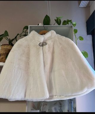 Capa de novia elegante con broches