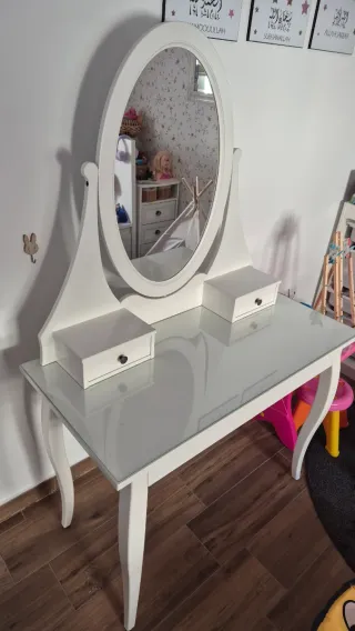 Tocador blanco con espejo y cajones