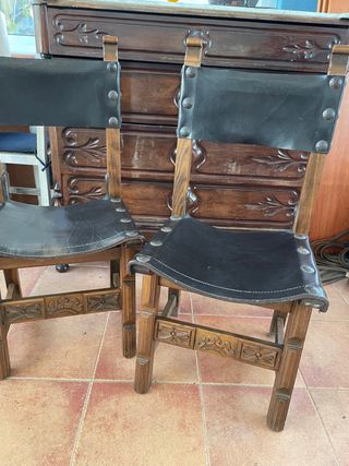 Sillas de madera tallada y piel natural