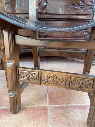 Sillas de madera tallada y piel natural