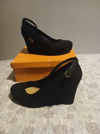 Tacones negros de cuña con pulsera