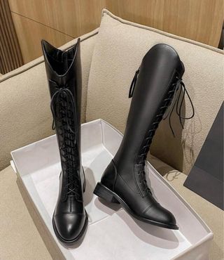 Botas altas negras con cordones