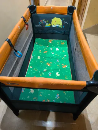 Cuna de viaje Jane naranja y azul, con colchón