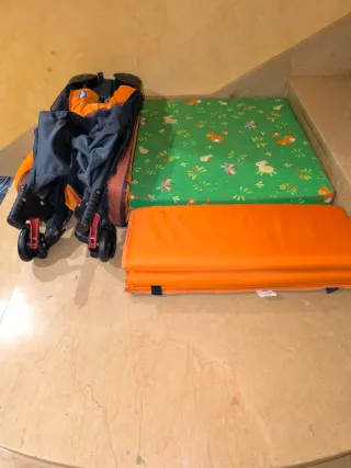 Cuna de viaje Jane naranja y azul, con colchón