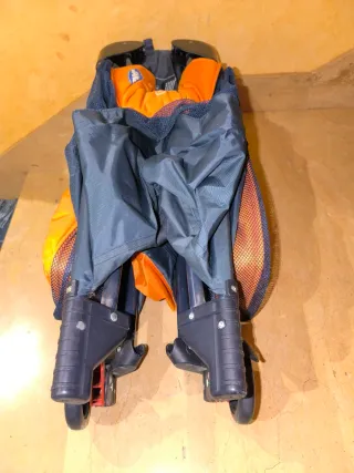 Cuna de viaje Jane naranja y azul, con colchón