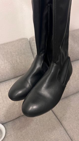Botas altas de piel negras