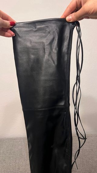 Botas altas de piel negras