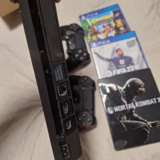 PS4 Slim Negra + 3 Juegos y dos mandos