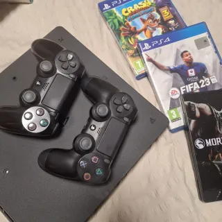 PS4 Slim Negra + 3 Juegos y dos mandos