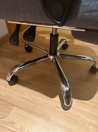 Silla de oficina ergonómica con reposapiés nueva