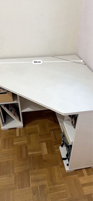 Escritorio de esquina blanco y madera