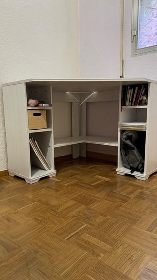 Escritorio de esquina blanco y madera