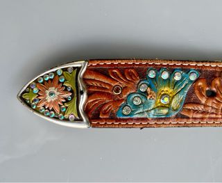 Cinturón de cuero marrón con hebilla dorada