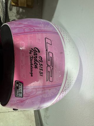 Casco de moto rosa y blanco con diseño floral