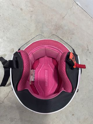 Casco de moto rosa y blanco con diseño floral